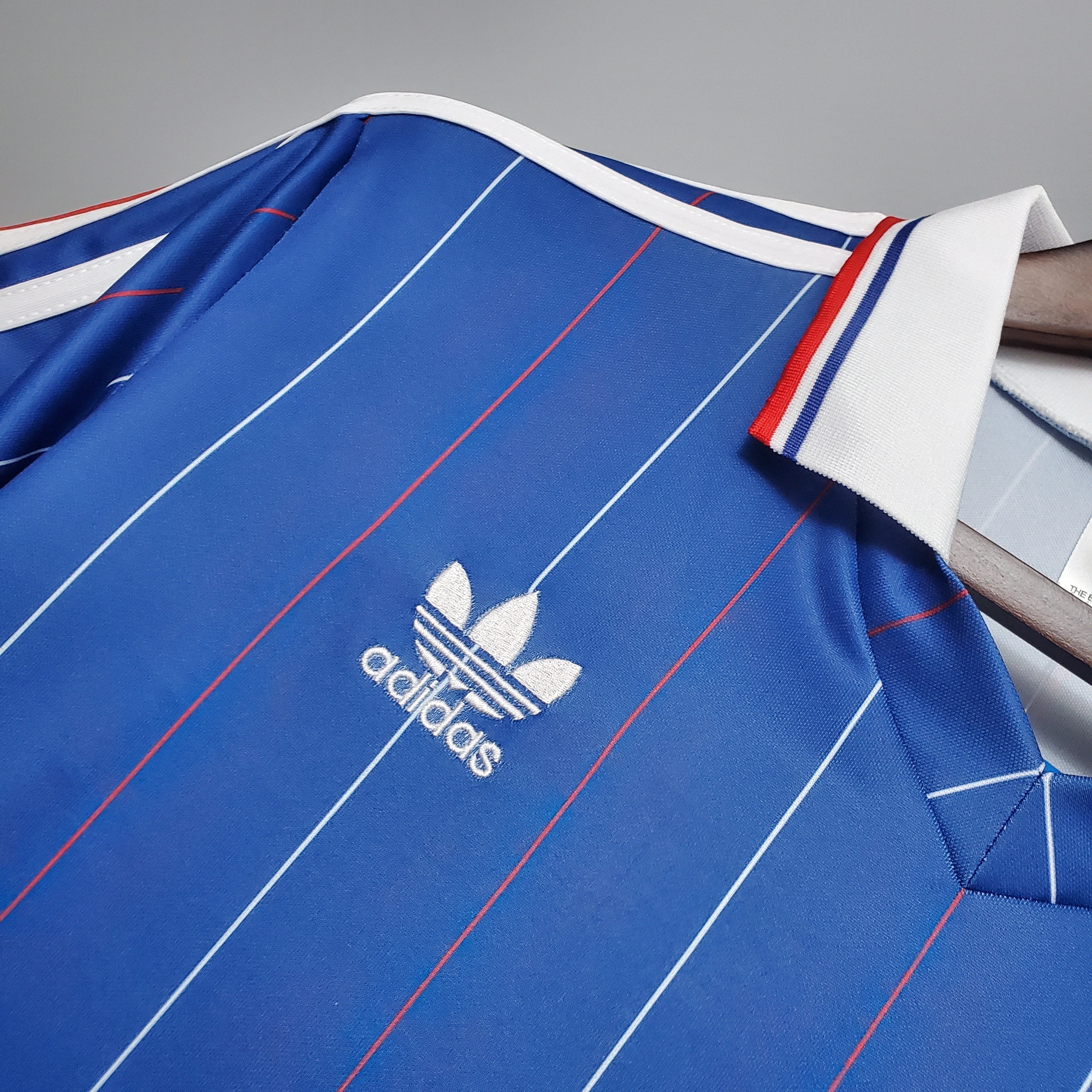 Socrate a signé le maillot du Brésil 1982. - Toutes les signatures d'étoiles