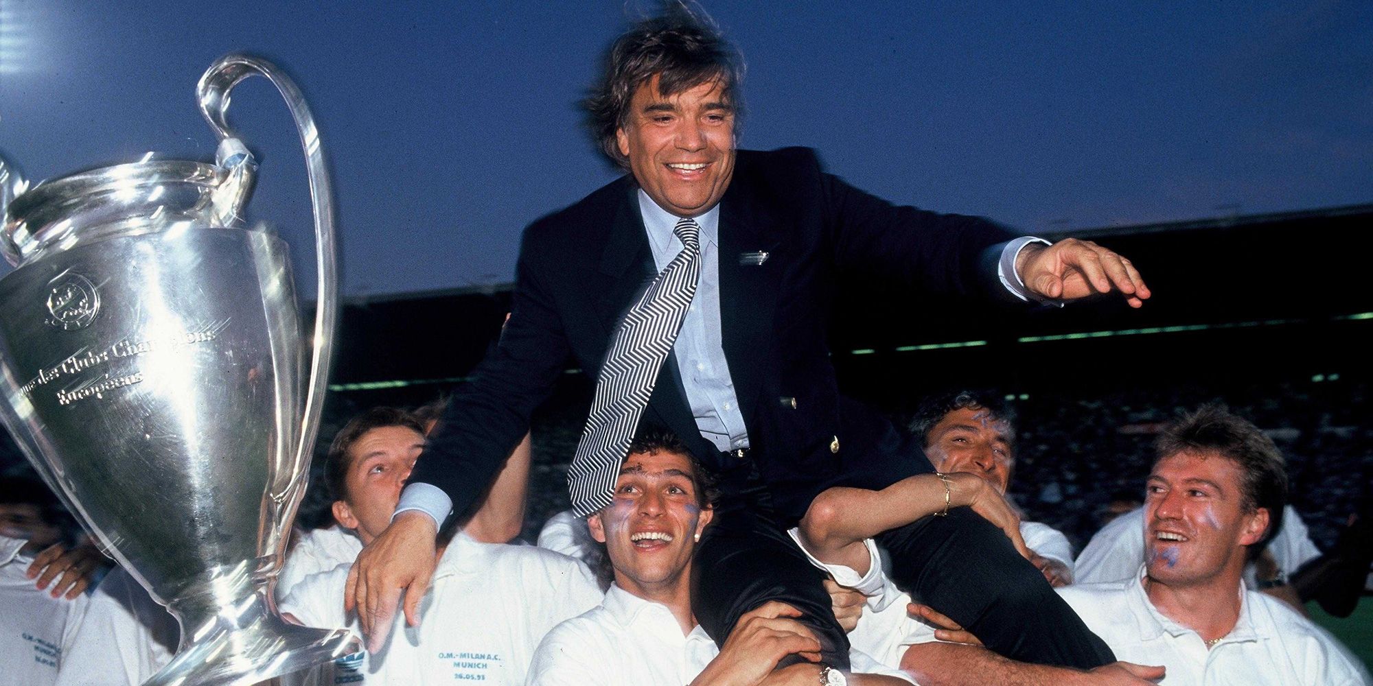 Bernard Tapie celebrant la victoire historique