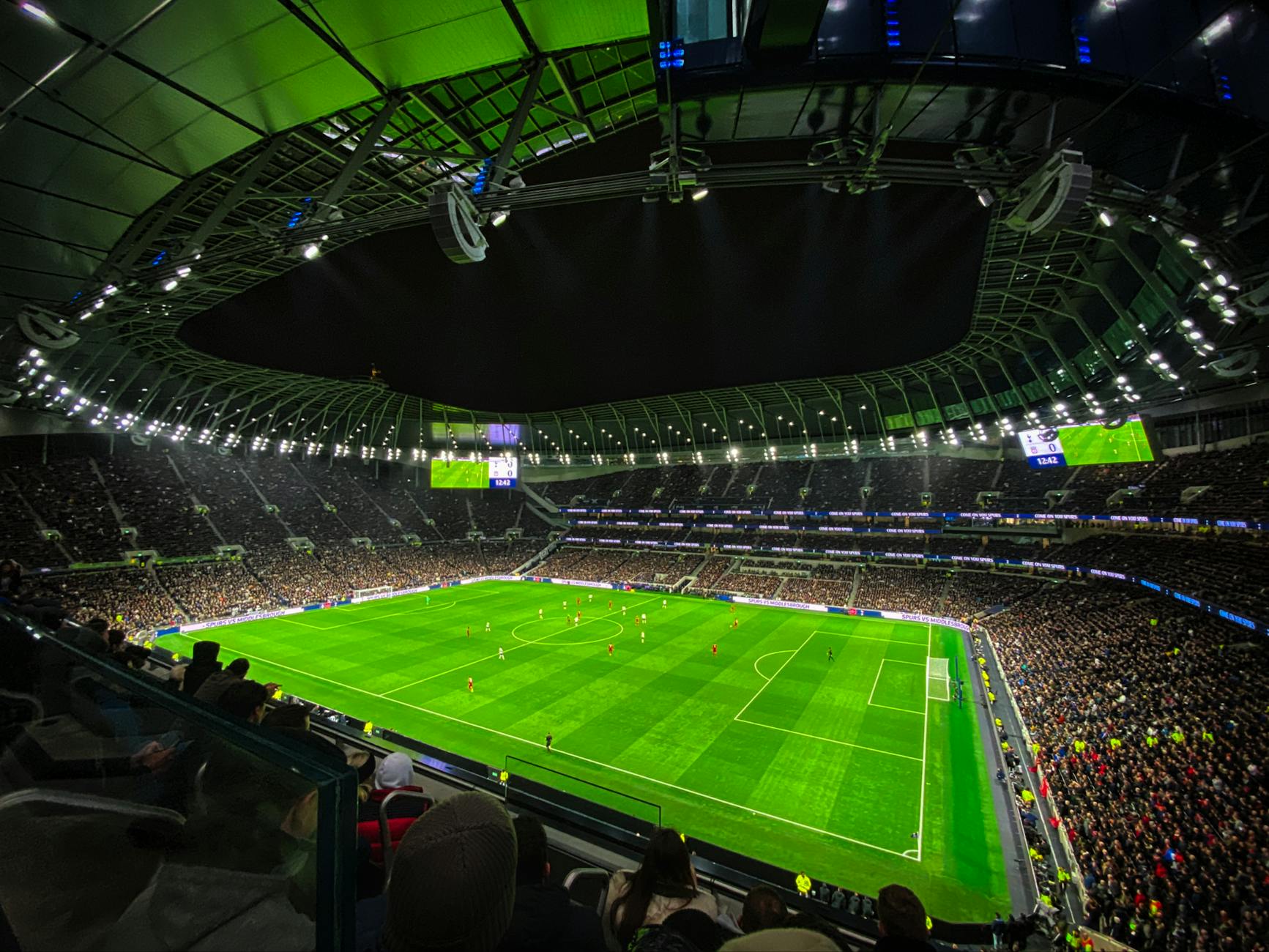Historia del Tottenham, seguidores de los Spurs de blanco y azul marino en el estadio Tottenham Hotspur