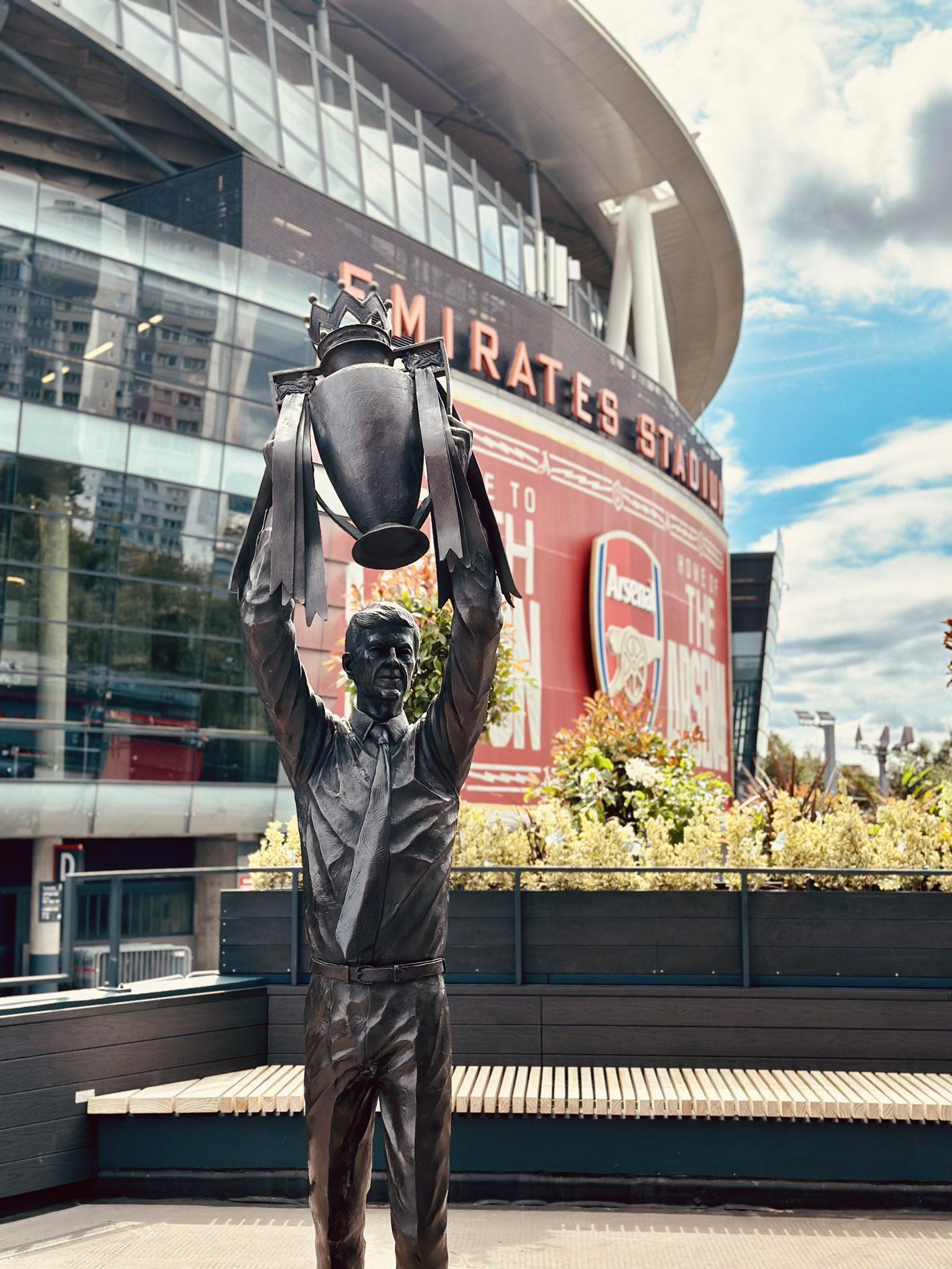 La estatua de Arsène Wenger frente al Emirates