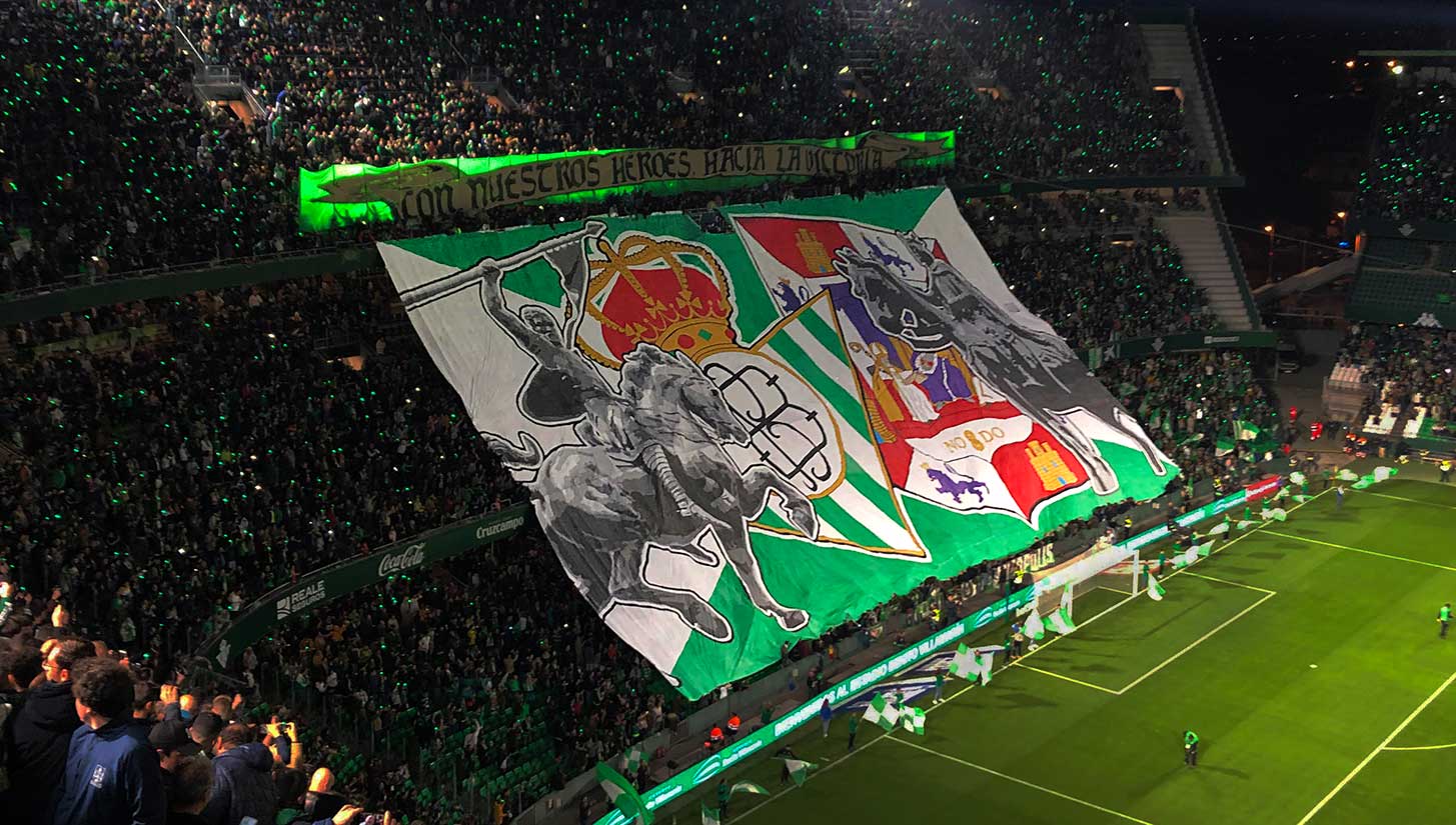 Los tifos opuestos del derbi andaluz