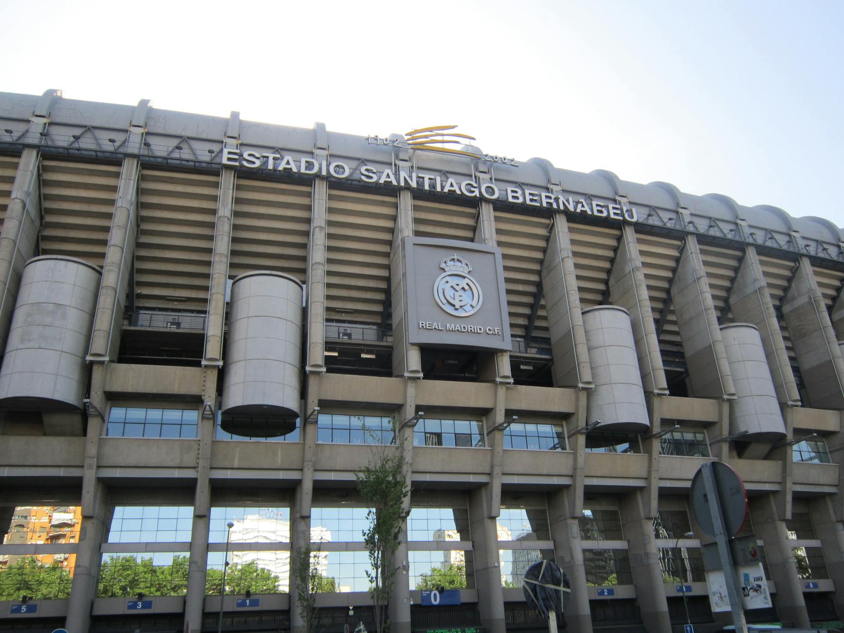 maglia bianca originale del Real Madrid, foto dello stadio