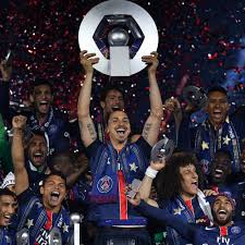Zlatan Ibrahimovic met de Ligue 1-trofee